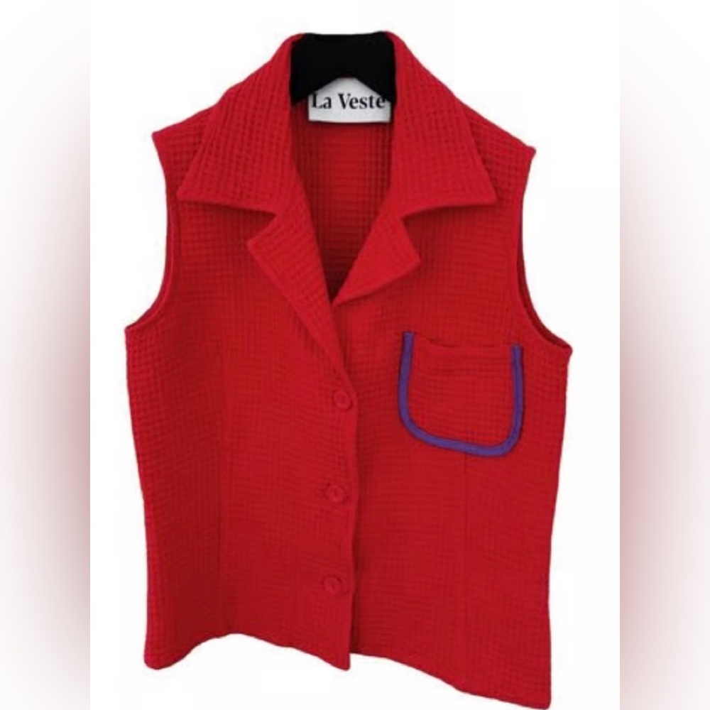 La Veste Red Sleeveless Button Front Top with Contrast Pocket